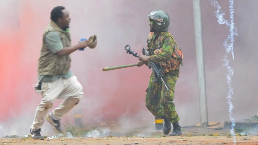 At least eight killed and hundreds hurt as Kenya protesters battle police